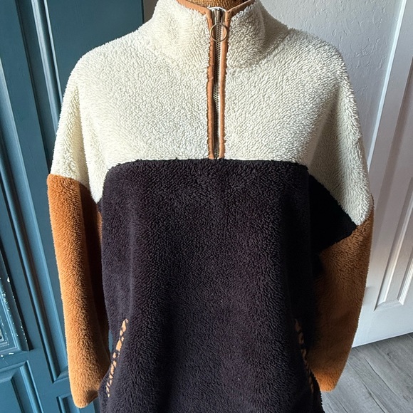 Colorblock Fleece Pullover - Picture 3 of 4